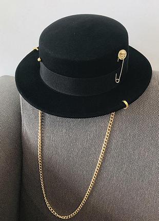Шляпа женская фетровая канотье с металлическим декором и цепочкой черная