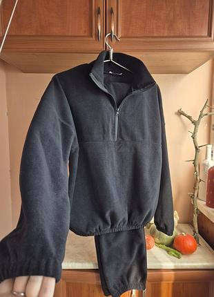 Жіночий спортивний костюм