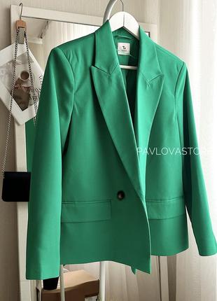Красивый зеленый жакет