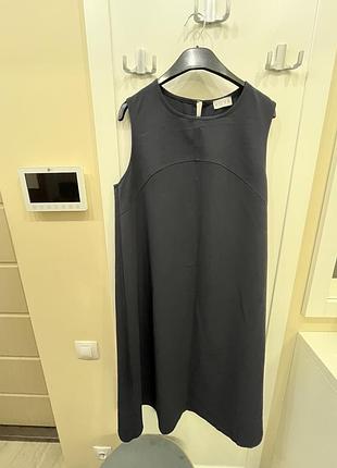 Чорна сукня без рукавів