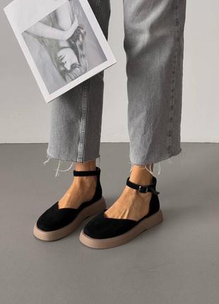 Босоніжки з натуральної замші з закритим носиком