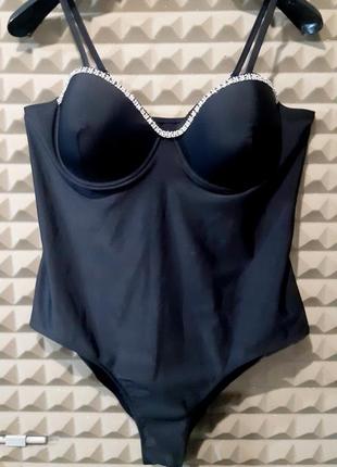 Неймовірно розкішний сексуальний корегуючий суцільний купальник 
з яскравим декором із стразів по лінії декольте