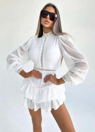 Біла міні сукня з мереживом