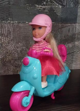 Лялька тая на скутері