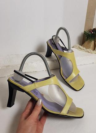 Оригінальні жовті шкіряні босоніжки на гумках la scarpa італія 40р