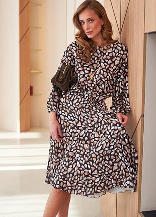 Платье-миди с ярким геометрическим принтом