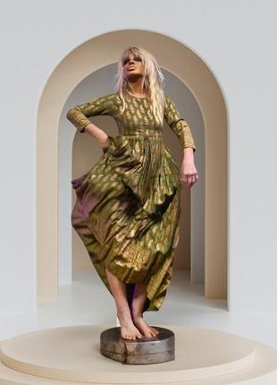 Платье с золотым напылением  макси длинное со складками в принт узор