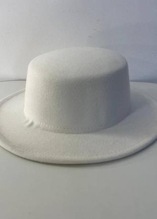 Шляпа канотье с декором белый дефект