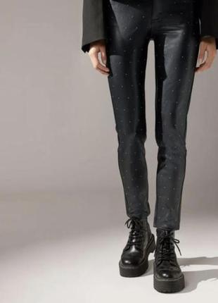 Шкіряні штани еко шкіра з закльопками calzedonia