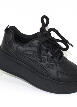 Стильні жіночі чорні кросівки на масивній підошві.