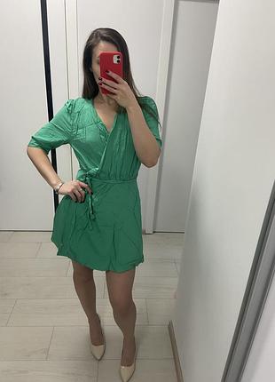Платье зеленого цвета брендированное мини/миди приятное к коже