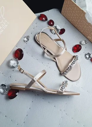Badgley mischka оригінал сатинові босоніжки сандалії прикрашені камінням