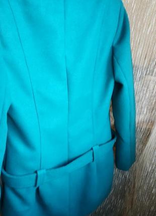 Зелене кашемірове пальто насичено зеленого кольору.9 фото