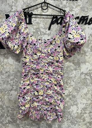 Яркое платье в цветочный принт жатка