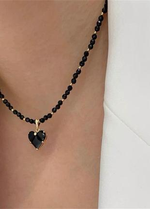 Чорний чокер з сердечком з намистин, кольє з бусин з камінчиком, жіноча трендова прикраса на шию