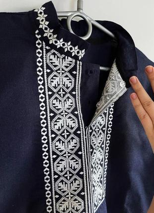 Детская льняная вышиванка для мальчика – синяя рубашка с белым орнаментом