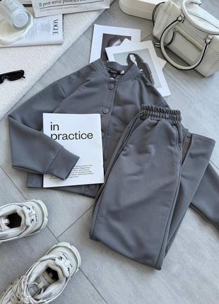 Спортивний костюмчик 
бомбер з кишенями, застібається на ґудзики . штани високої посадки