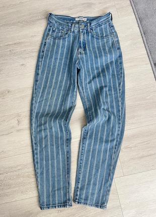 Голубые джинсы мом в полоску на высокой посадке pull & bear