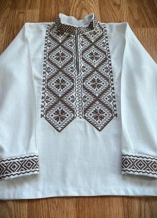 Вышиванка для мальчика молочного цвета с кофейной вышивкой