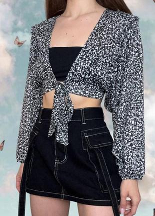 Черная цветочная блуза на завязках