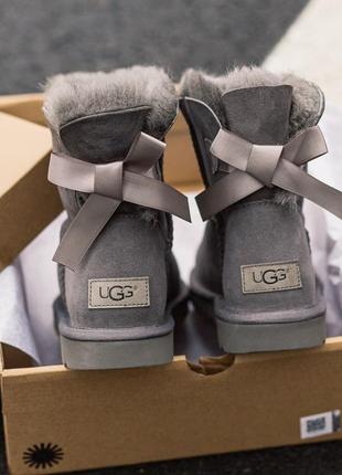 Сапоги ugg mini bailey bow женские с бантами серые3 фото