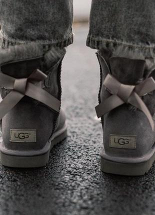 Сапоги ugg mini bailey bow женские с бантами серые4 фото