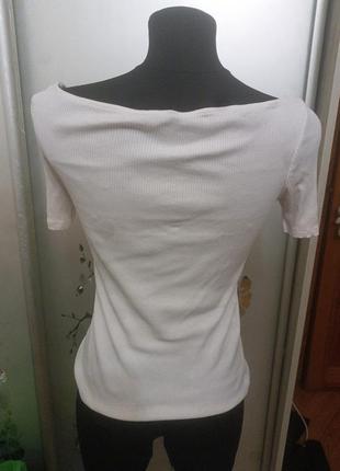 Футболка с открытыми плечами