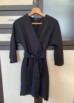 Черное платье с декольте