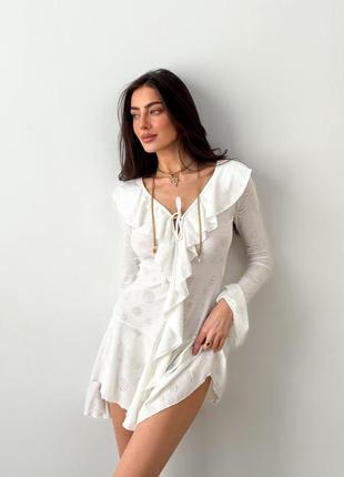 Вязанное трикотажное платье с воланами