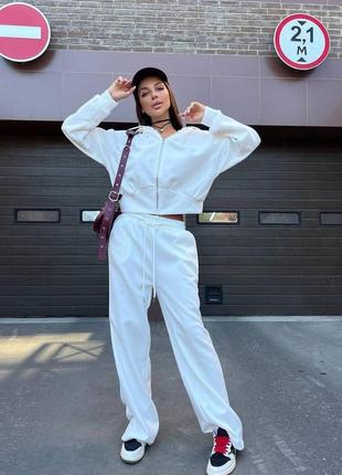 Женский спортивный костюм