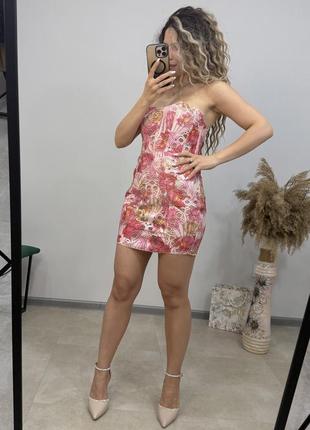 Оригинальное розовое платье с цветочками 🌸