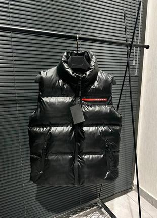 Чоловіча жилетка prada в чорному кольорі