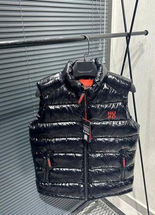 Чоловіча жилетка hugo boss в чорному кольорі
