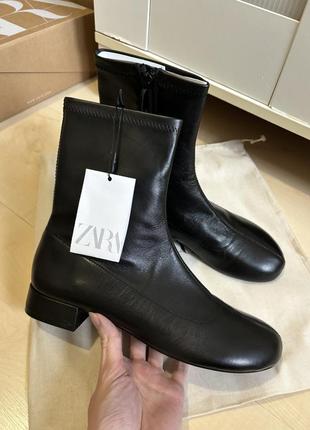 Новые черные кожаные ботинки zara на плоской подошве
