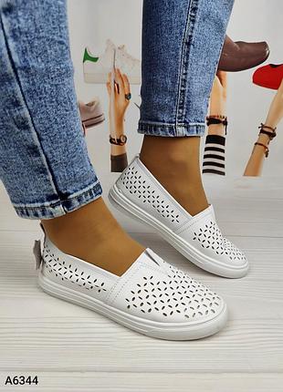 Белые женские мокасины