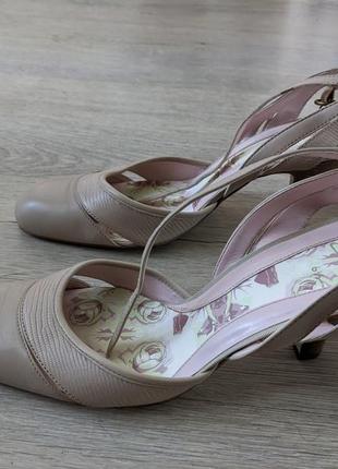 Кожаные бежевые босоножки clark 40