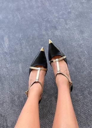 Витончені босоніжки