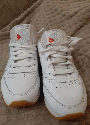 Кроссовки женские