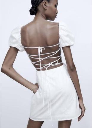 Белое платье со шнуровкой на спине zara