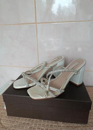 Босоніжки мають дефекти