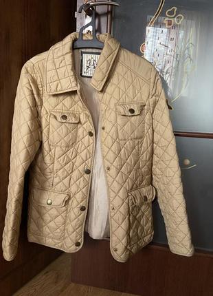 Стьобана бежева куртка