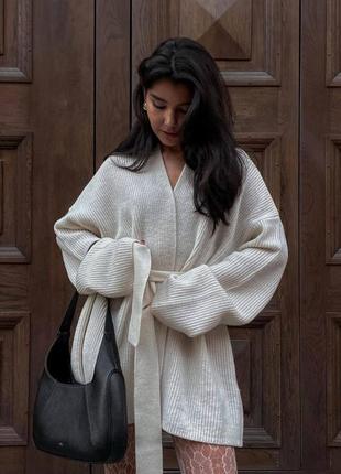 Вязаный женский кардиган свободного кроя с поясом удлиненный серый белый стильный трендовый