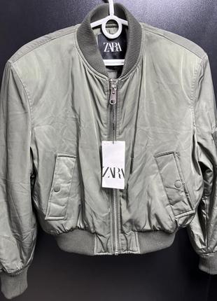 Укорочений бомбер zara кольору хакі