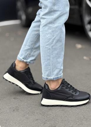 Кросівки чорні з білою підошвою на платформі жіночі весна