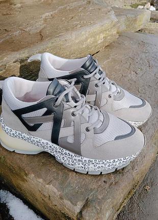 Женские кроссовки