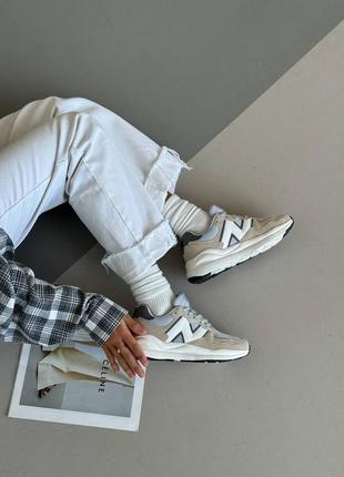 Бежеві кросівки