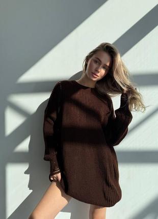 В'язаний светр вільного крою, прикрашений декоративними розривами.