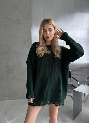 В'язаний светр вільного крою, прикрашений декоративними розривами.5 фото