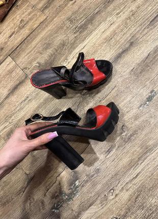 Босоніжки шкіряні на товстому масивному каблуку та платформі