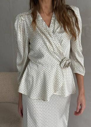 Накладной платеж ❤ праздничный шелковый костюм в стиле олд мани блуза на запах с розой и юбка миди